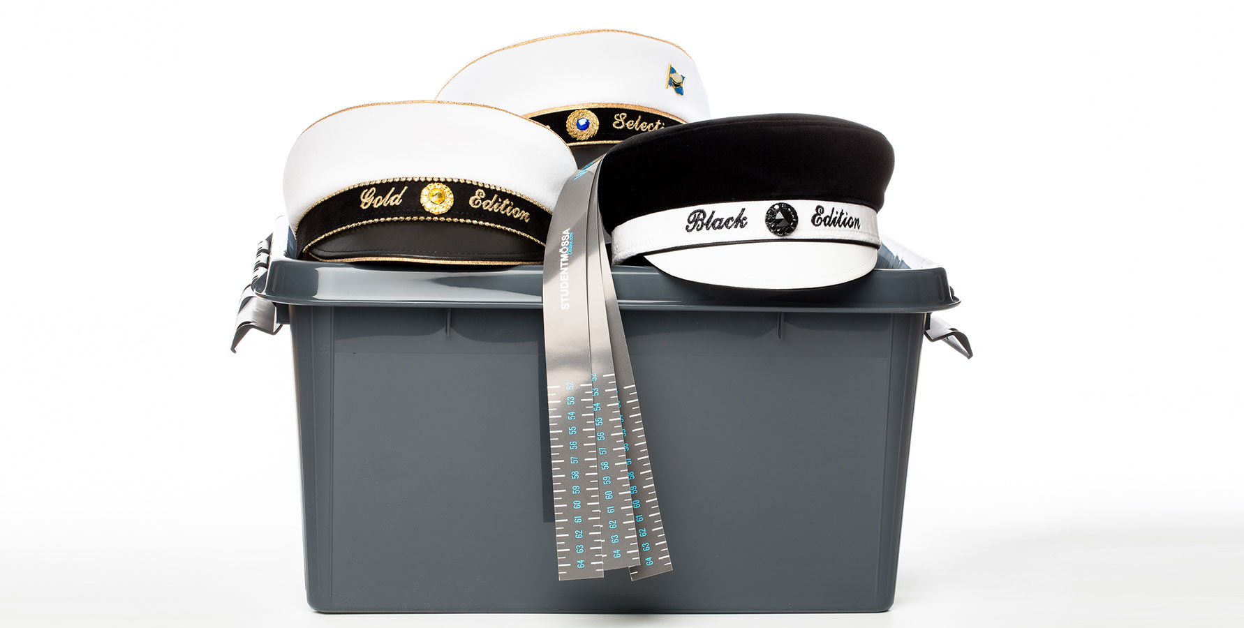 mössbox med studentmössor